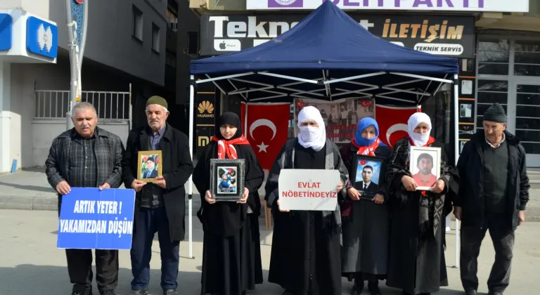 Muş'ta evlatlarına kavuşmak isteyen aileler, DEM Parti önündeki eylemlerini sürdürdü
