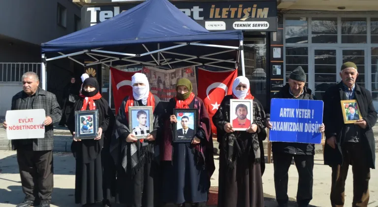 Muş'ta evlatlarına kavuşmak isteyen aileler DEM Parti önündeki eylemlerini sürdürdü