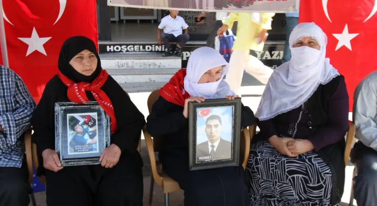 Muş'ta evlatlarına kavuşmak isteyen aileler, DEM Parti önündeki eylemlerini sürdürdü