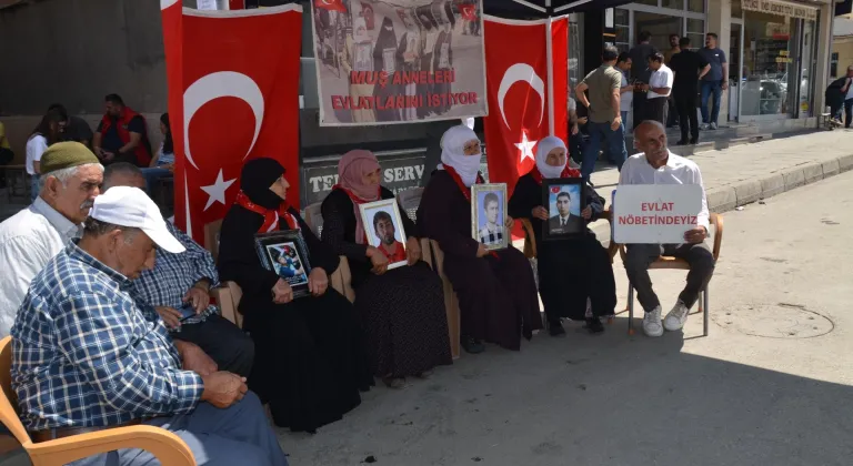 Muş'ta evlatlarına kavuşmak isteyen aileler DEM Parti önündeki eylemlerini sürdürdü