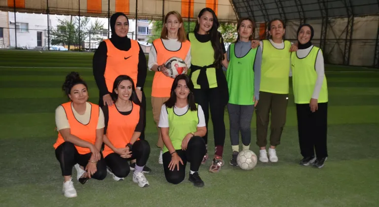 Muş'ta kadınlar çocuklarını eşlerine bırakarak halı sahada buluştu