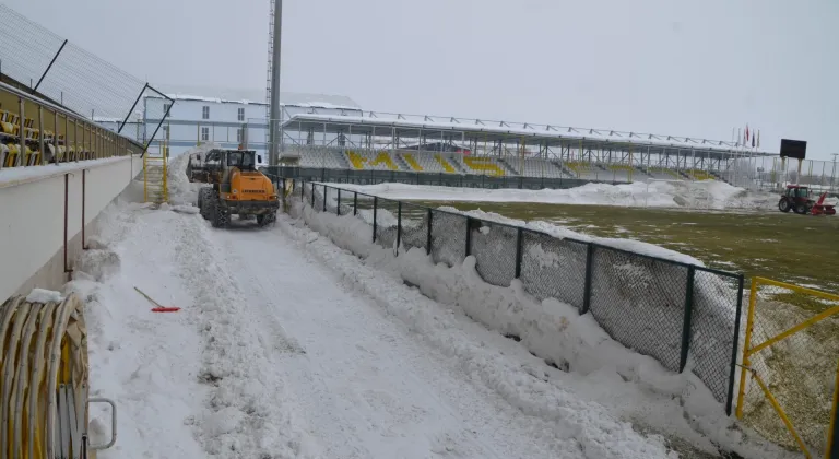 Muş'ta karla kaplı stat ekiplerin çalışmasıyla maça hazır hale getirildi