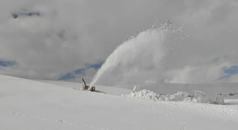 Muş'ta metrelerce karın bulunduğu yolda zorlu çalışma