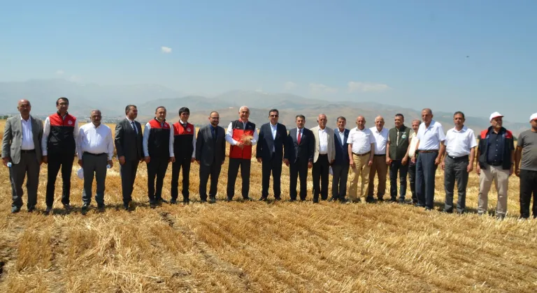Muş'ta sezonun ilk hububat hasadına başlandı