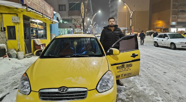 Muş'ta taksi şoförü yüksek ateşi olan çocuğu kucağında taşıyarak hastaneye yetiştirdi