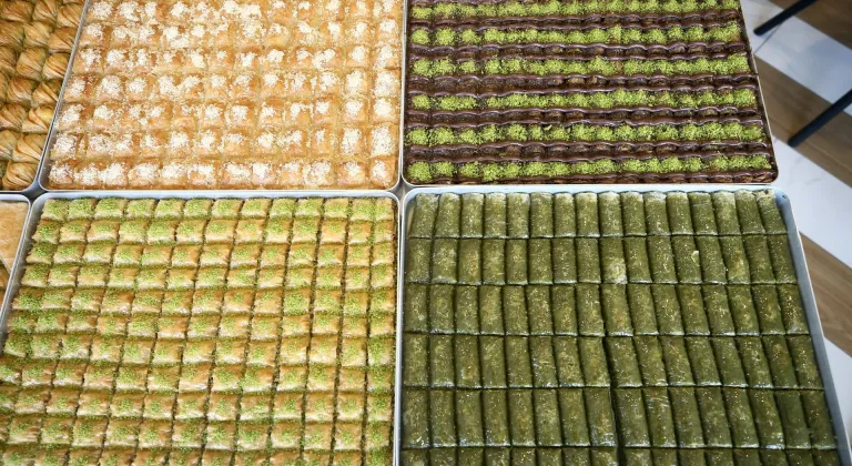 Muş'ta tatlıcılar bayram siparişlerini yetiştirmeye çalışıyor