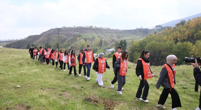 Muş'ta TEMA gönüllülerinden erozyonla mücadeleye dikkati çekmek için doğa yürüyüşü