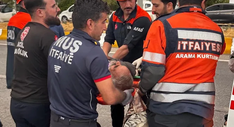 Muş'ta tıra çarpan hafif ticari araçtaki 3 kişi yaralandı