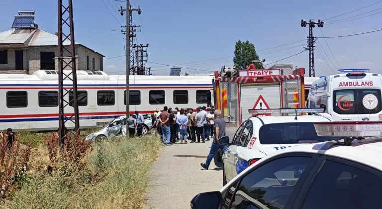 Muş'ta yolcu treninin çarptığı otomobildeki 3 kişi yaralandı