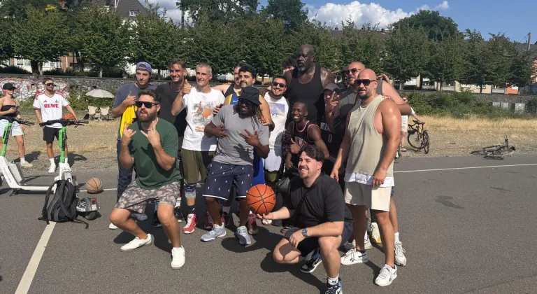 NBA efsanesi Shaquille O'Neal Köln'de basketbolseverlerle buluştu