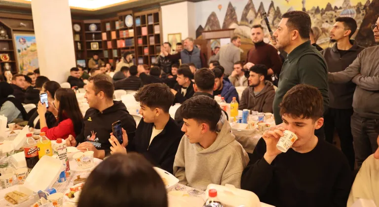 Nevşehir Belediye Başkanı Rasim Arı makamında öğrencilerle sahur yaptı