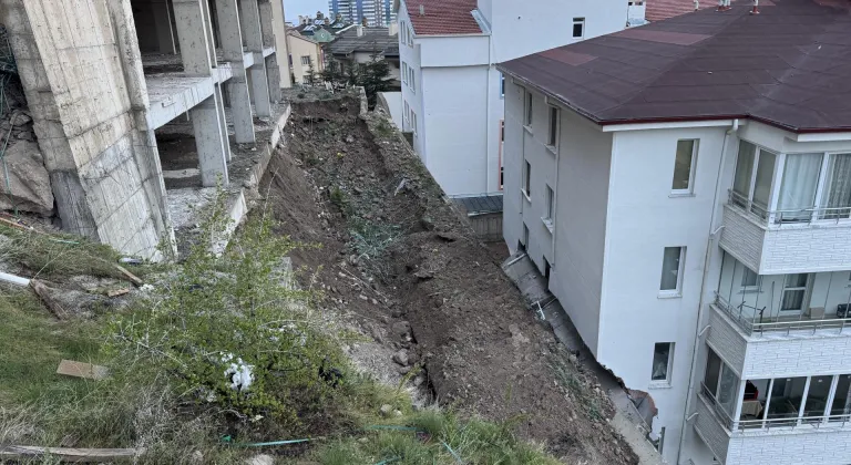 Nevşehir'de çöken istinat duvarı, öndeki apartmanda hasar oluşturdu