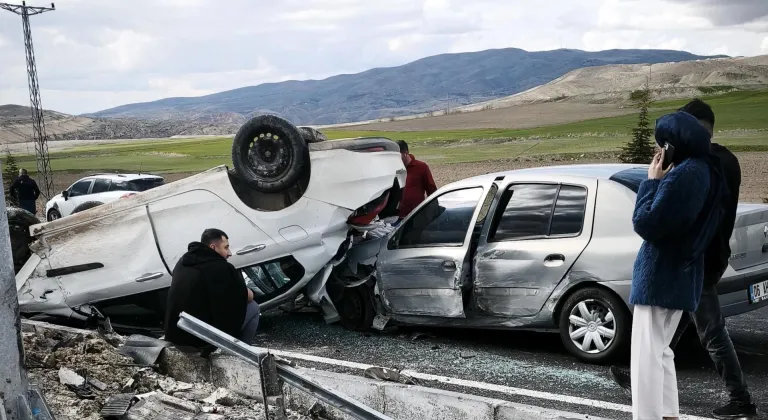 Nevşehir'de iki otomobilin çarpışması sonucu 3 kişi yaralandı