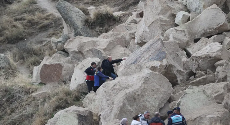 Nevşehir'de kopan kaya parçalarının bulunduğu alanda enkaz kaldırma çalışması yapılıyor