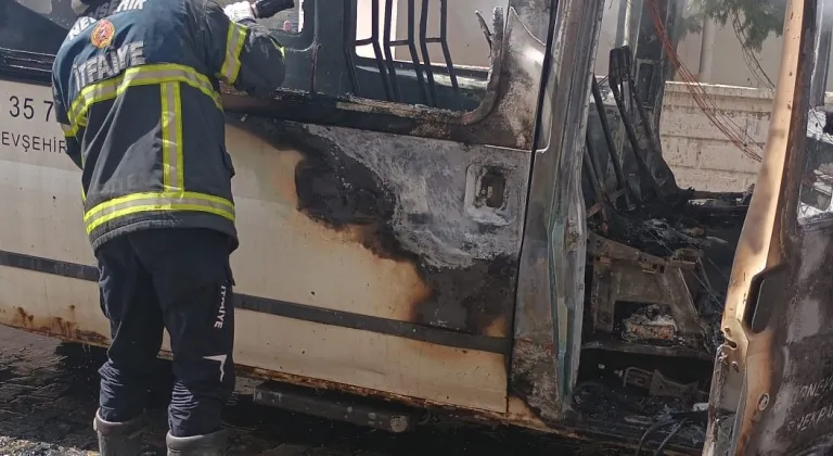 Nevşehir'de park halindeki minibüs yandı