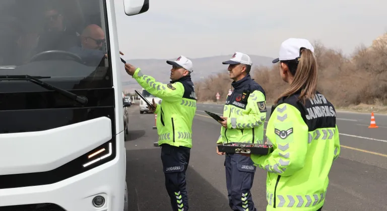 Nevşehir'de şeker ve kolonya ikram edilen sürücülere trafik kuralları hatırlatıldı