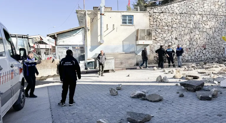 Niğde Kalesi'nin istinat duvarı çöktü