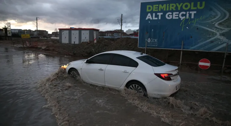 Niğde'de kuvvetli sağanak ve rüzgar etkili oluyor