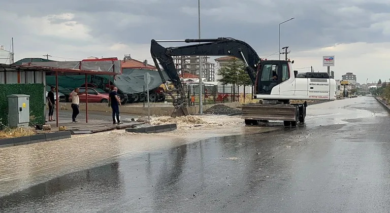 Niğde'de sağanak hayatı olumsuz etkiledi
