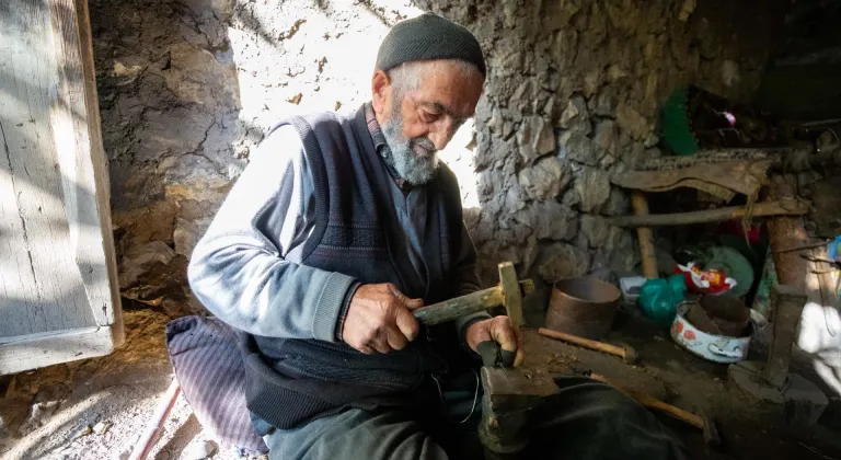 Nurettin usta 60 yıldır aynı örste nal dövüyor