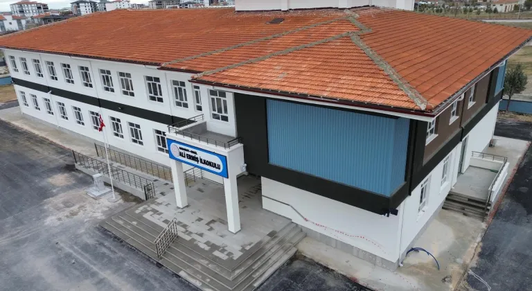 Okula gidememenin üzüntüsünü yaşayan iş insanı, memleketine eğitim kurumu kazandırdı