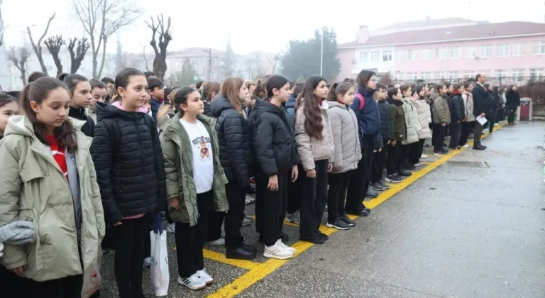 Okullarda 6 Şubat için saygı duruşunda bulunuldu