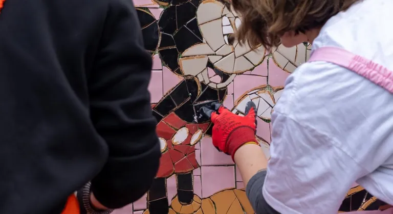 Onaranlar Kulübü, İstanbul'un yıpranmış yüzeylerini seramik kolajlarla dönüştürüyor