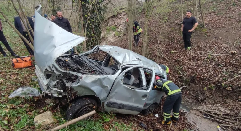 Ordu'da hafif ticari aracın şarampole devrildiği kazada 4 kişi yaralandı