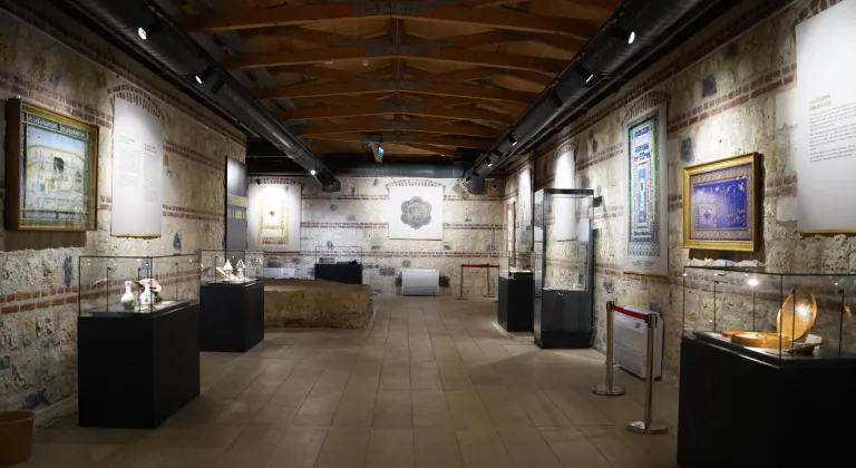 "Osmanlı Sultanlarının Sevdası: Kutsal Emanetler" sergisi Rami Kütüphanesi'nde açıldı