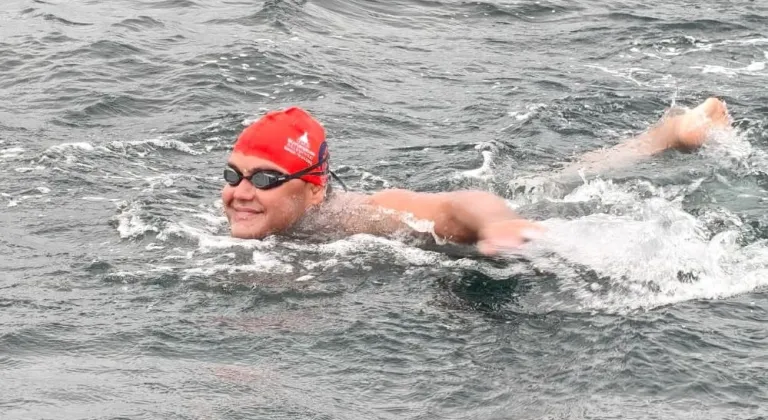 Otizmli ultra maraton yüzücüsü Tuna Tunca, Kuzey Kanalı'nı geçti
