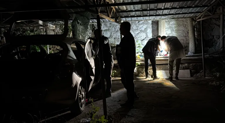 Otoparktaki otomobilde meydana gelen patlamada 2 kişi yaralandı