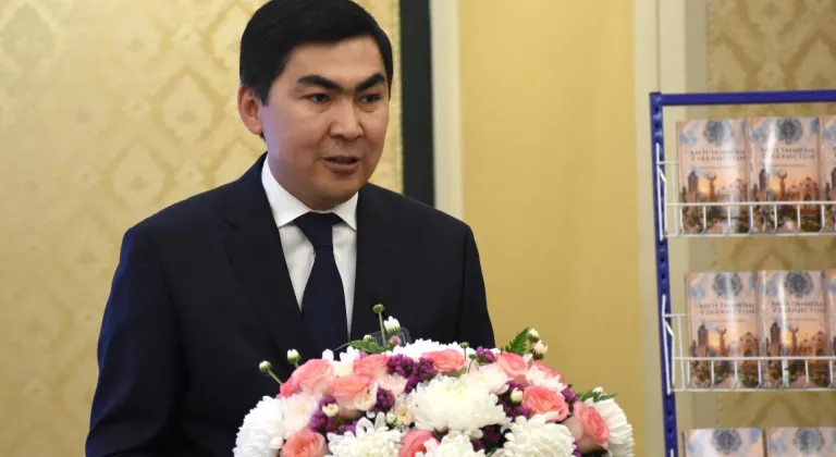 Özbekistan'ı tanıtan kitabın yazarı Ataman’a "Özbekistan Yazarlar Birliğinin fahri üyelik belgesi" verildi