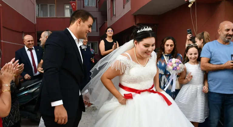 Özel gereksinimli Esmanur'un gelinlik giyme hayali gerçek oldu