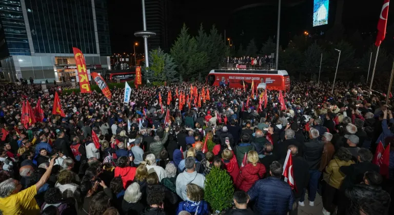 Özgür Özel, CHP Genel Merkezi önünde toplananlara seslendi: