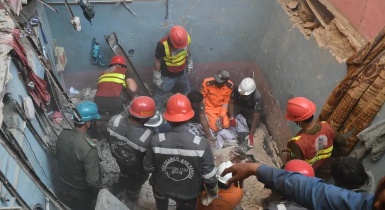 Pakistan'da apartmanda meydana gelen patlama sonucu 4'ü çocuk 13 kişi hayatını kaybetti