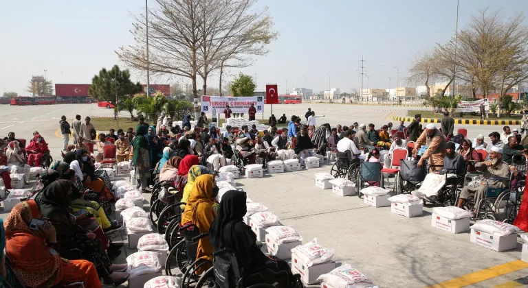 Pakistan'da yaşayan Türk vatandaşları, ihtiyaç sahiplerine gıda desteği ulaştırdı