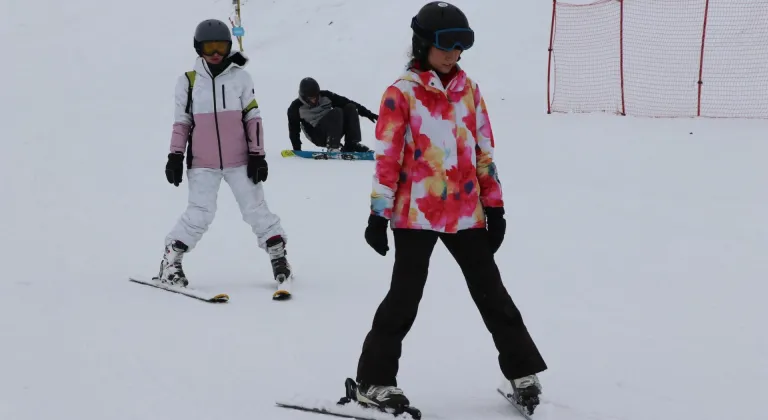 Palandöken Kayak Merkezi'nin otel ve pistleri tatilde kayakseverlerle doldu