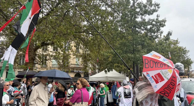 Paris'te Filistin'e destek için zeytin dalları ve uçurtmalarla yürüyüş düzenlendi
