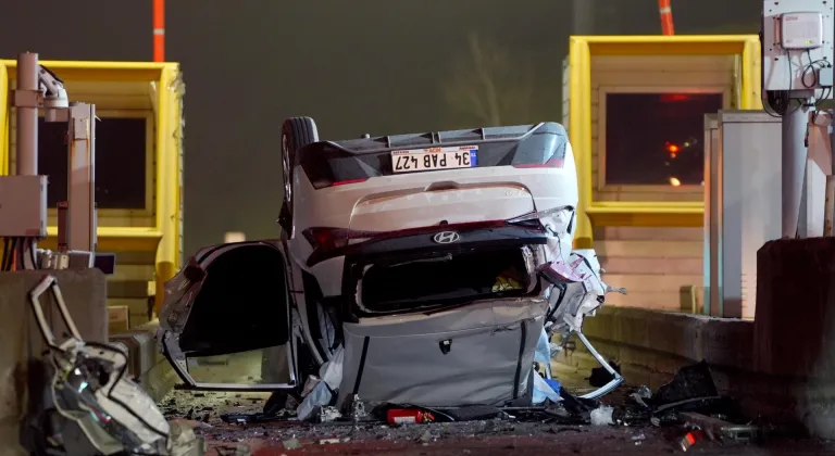 Pendik’te gişelere çarpıp devrilen otomobilde sıkışan 2 kişi yaralandı