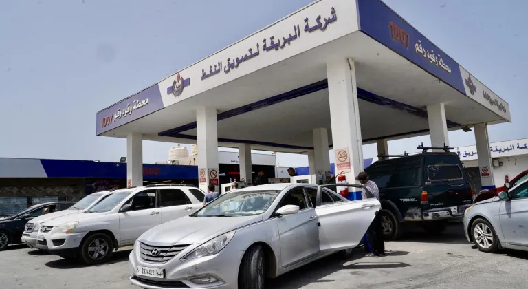 Petrol zengini Libya’da yakıt krizi benzin istasyonlarında uzun araç kuyruklarına neden oldu