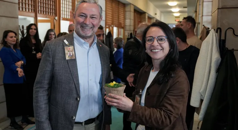 PMD'den, 8 Mart Dünya Kadınlar Günü dolayısıyla kadın parlamento muhabirlerine çiçek