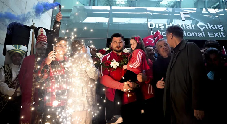Rekortmen milli güreşçi Rıza Kayaalp'e başkentte coşkulu karşılama