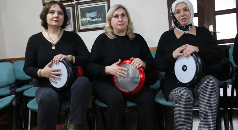 Ritim grubu üyeleri darbuka çalarak stres atıp sosyalleşiyor