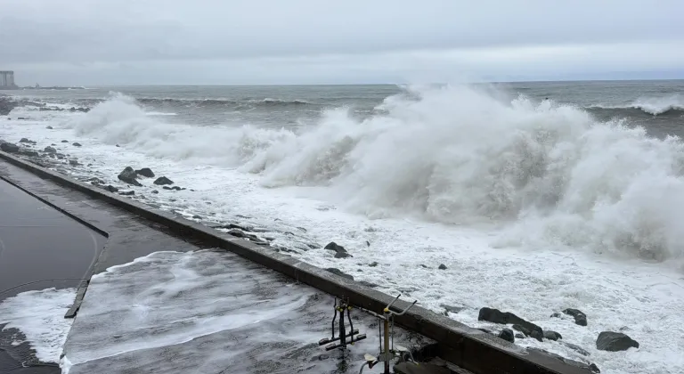 Rize ve Trabzon'da denizde fırtına etkili oldu
