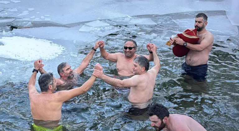 Rize'de "10. Kış Yüzme Şenliği" yapıldı