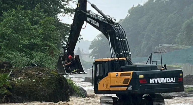Rize'de dere kenarında mahsur kalan kişi iş makinesiyle kurtarıldı