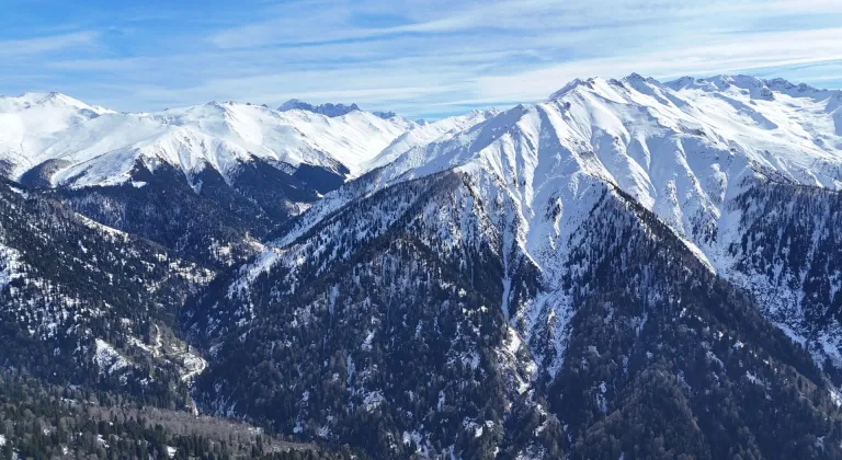 Rize'de Kaçkar Dağları ve yaylalardaki kar manzarası dronla görüntülendi