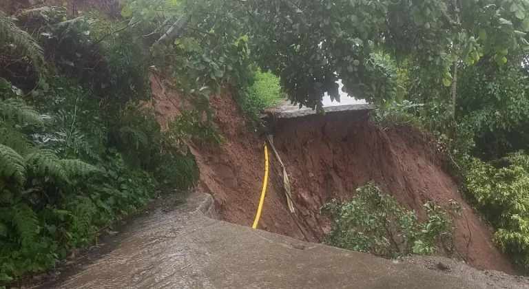 Rize'de sağanak sonrası yoldaki heyelan nedeniyle evlerinde mahsur kalan 2 kardeş tahliye edildi