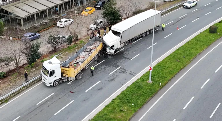 Rize'de tırın park halindeki tıra çarptığı kazada 1'i ağır 4 kişi yaralandı