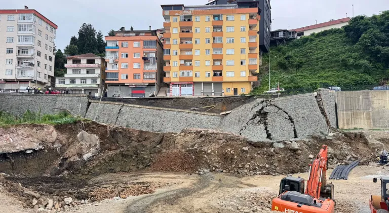 Rize'de yurt inşaatında istinat duvarı yıkıldı, yolun bir bölümü çöktü
